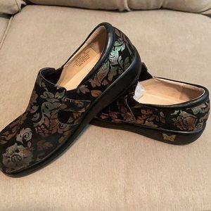 Beautiful, comfortable Alegria clogs.